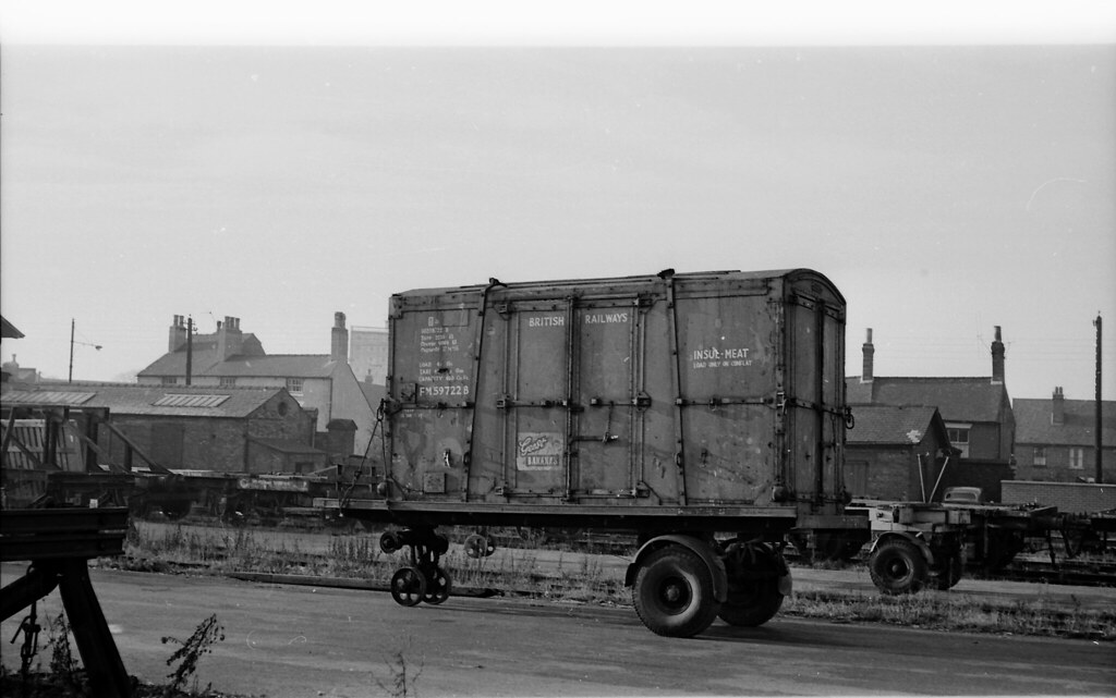 BWR0614 INSUL MEAT CONTAINER FM59722B AT DERBY ST MARYS GOODS DEPOT THUR 03.03.1966