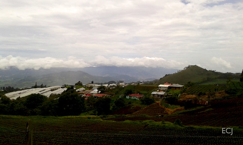 colina nubes agricultura invernaderos caminata campo rural pueblo vegetación cercado