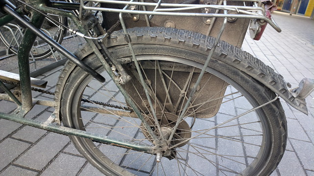 Bikehack: tyre mudguards and a plantpot
