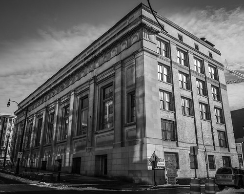 columbus ohio downtown urban city building architecture olympus omd em10mkii tamron 14150mm old bank closed empty abandoned sunlight shadow pattern reflection black white bw monochrome sky clouds national vacant 1914 neoclassical
