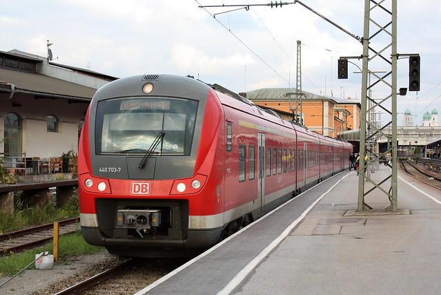 DB: 440 703-7 als „Donau-Isar-Express“ (DIX) nach München Hbf in Passau Hbf