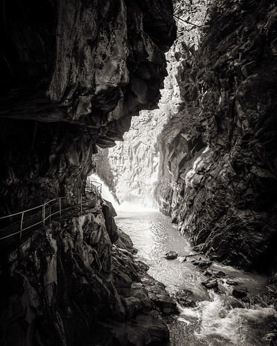 gorge roffla viaspluga grisons water rock waterfall steep wet valley bw blackandwhite monochrome switzerland