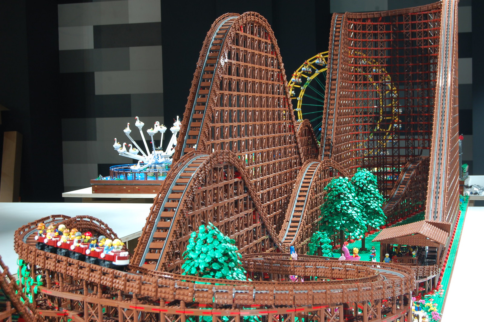 Bliver til gravid Disciplinære Artist Recreates Famous 'El Toro' Roller Coaster in LEGO