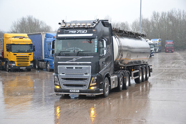 M20 WTS VOLVO FH16 750 of WHITES TRANSPORT @ LYMM TRUCK STOP , Tuesday 06th February 2018