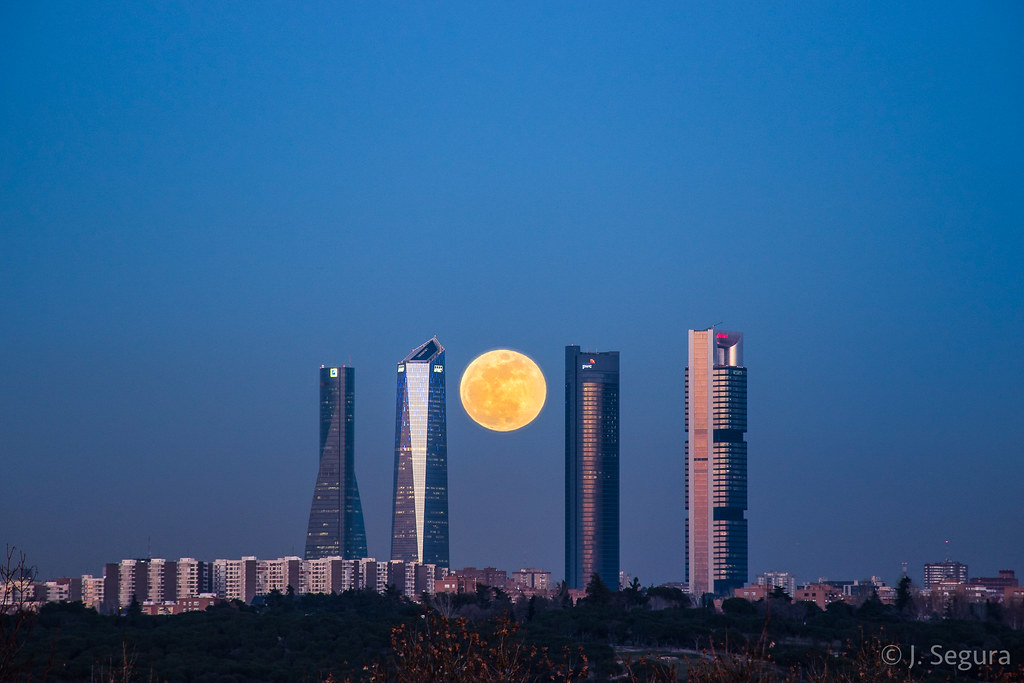 Luna sobre el CTBA de Madrid