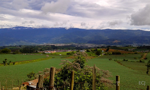 paisaje cielo nubes vegetación naturaleza campo rural valle montaña colina agricultura caminata pueblo cercado árboles