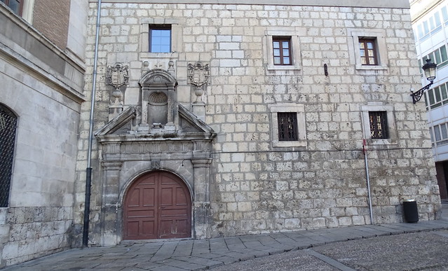 edificio religioso con escudos Burgos 07