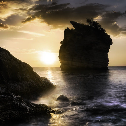 La Bahía de los Faraglioni al amanecer by Fabrizio Massetti, Bay of Faraglioni at dawn. Gargano.Puglia. Italy.
Same image as before, but cut to 50%,
I wanted to