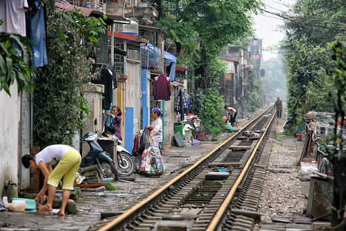 vietnam hanoï chemindefer railway streetphotography canoneos5d asie asia ef70200mm scènederue perspective convergence paysageurbain urbanlandscape brume mist avril april people personnes viêtnam