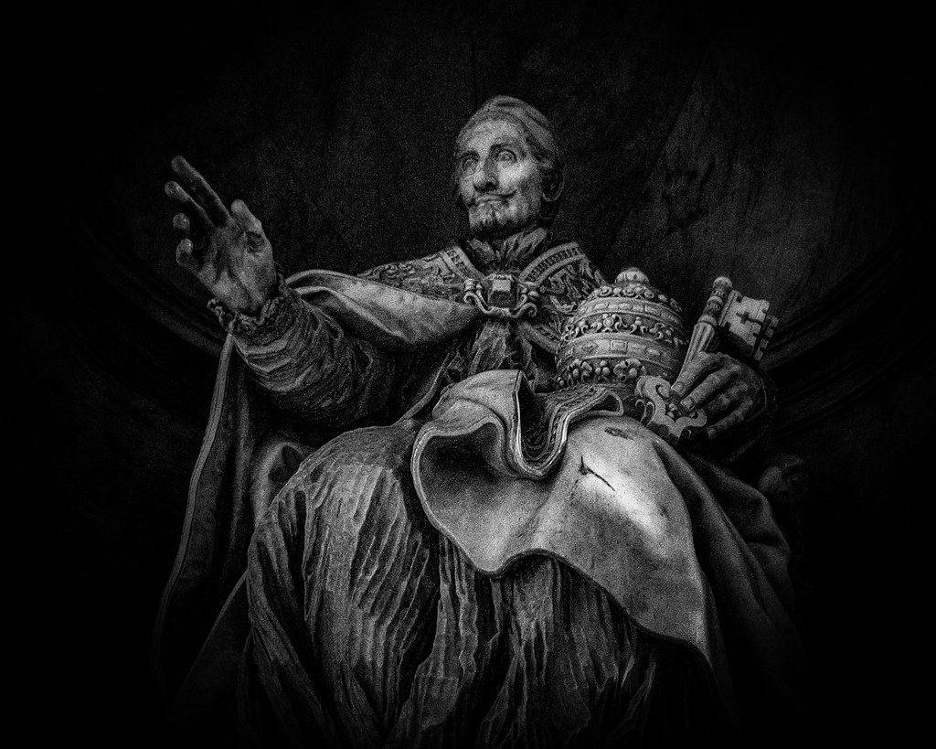 Popo Innocentius XI .....    Benedetto Odescalchi  Statue in St. Peter’s Basilica Vatican City Rome