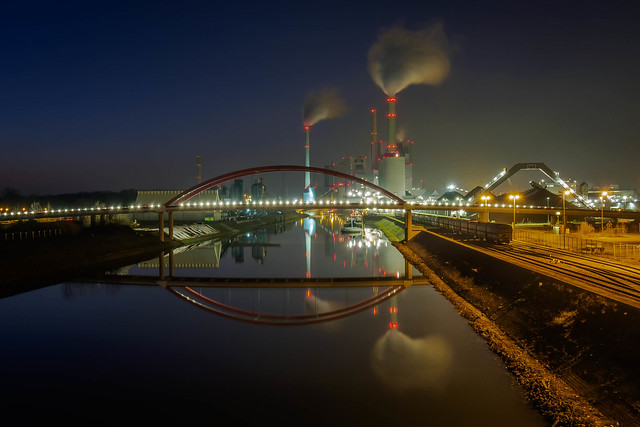 Großkraftwerk Mannheim perfekt gespiegelt - The large power plant in Mannheim perfectly reflected (EXPLORED)
