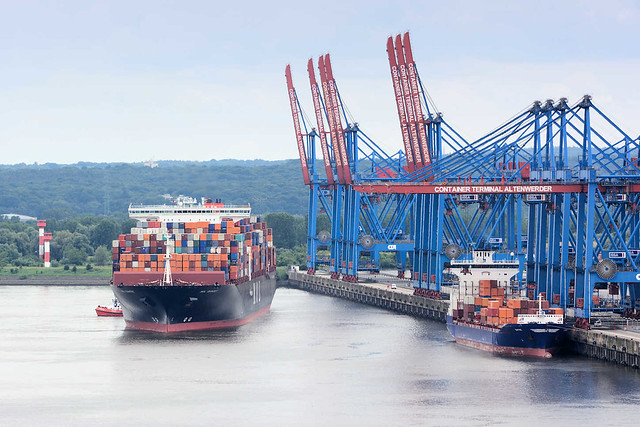 8692 Blick auf das Container Terminal Hamburg Altenwerder - ein Containerschiff legt an, ein Feederschiff liegt am Kai des Terminals im Hamburger Hafen.