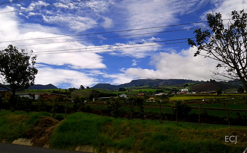 pueblo vegetación árboles naturaleza montaña rural campo caminata cielo nubes cableado carretera caño agricultura edificios volcán