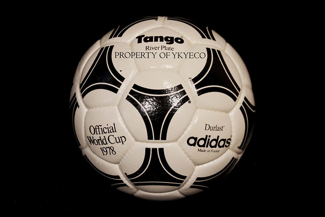 TANGO RIVER PLATE DURLAST OFFICIAL UEFA EURO ITALY 1980 ADIDAS MATCH BALL 01