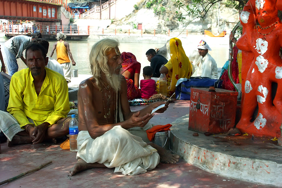 Свами читает мантры перед деревом Ханумана. Харидвар, Индия 2005
