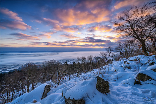 sonnenaufgang sunrise sun sonne wolken clouds himmel sky schnee snow steine stones deutschland germany hessen nordhessen werrameissner nikond850 tamron1530 nebel fog