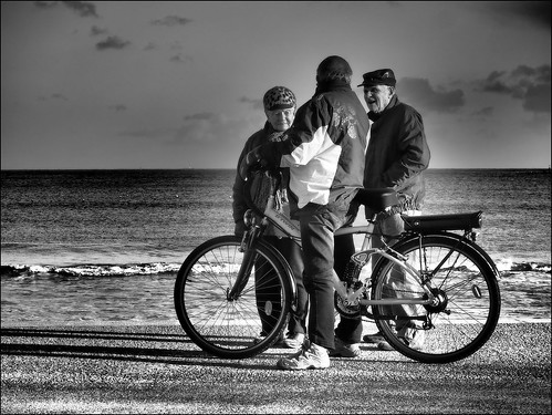 bicycle meeting rencontre trio noiretblanc blackandwhite monochrome olympus mer sea personne people streetview