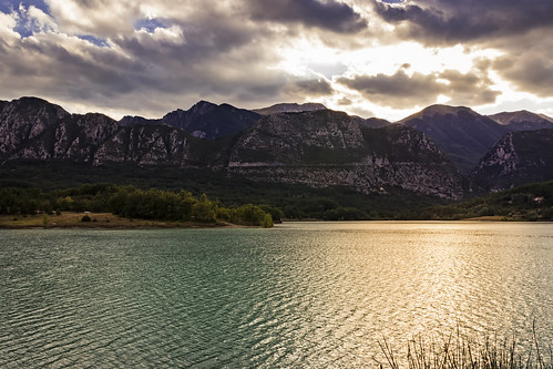 lago castel sa vincenzo riflessi montagna nuvole tramonto luce natura paesaggio