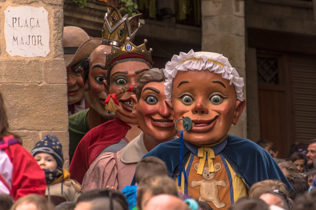 Esperant entrar a la plaça | Carnaval de Solsona 2018