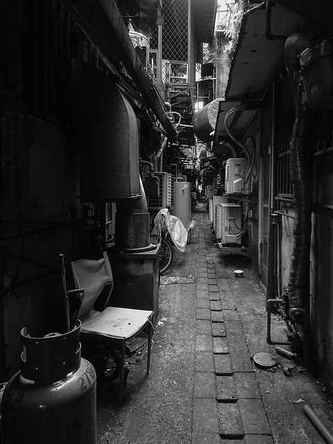 #blackandwhite #taipeiwalk #cityscape #darkside #cheminsdetraverse #digitalphotography #taipei #taiwan #smoothcapturelabs #pictureoftheday #streetphotography