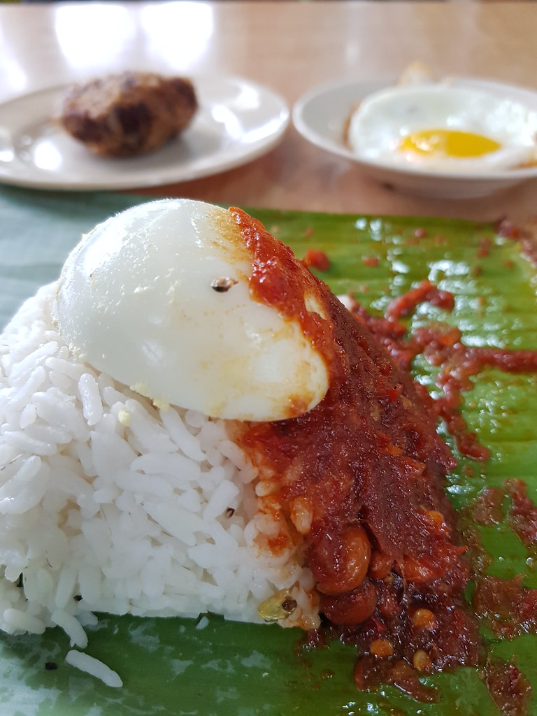Nasi Lemak $2, Pekedil & Telur Mata @ Restoran Akasia at J ...