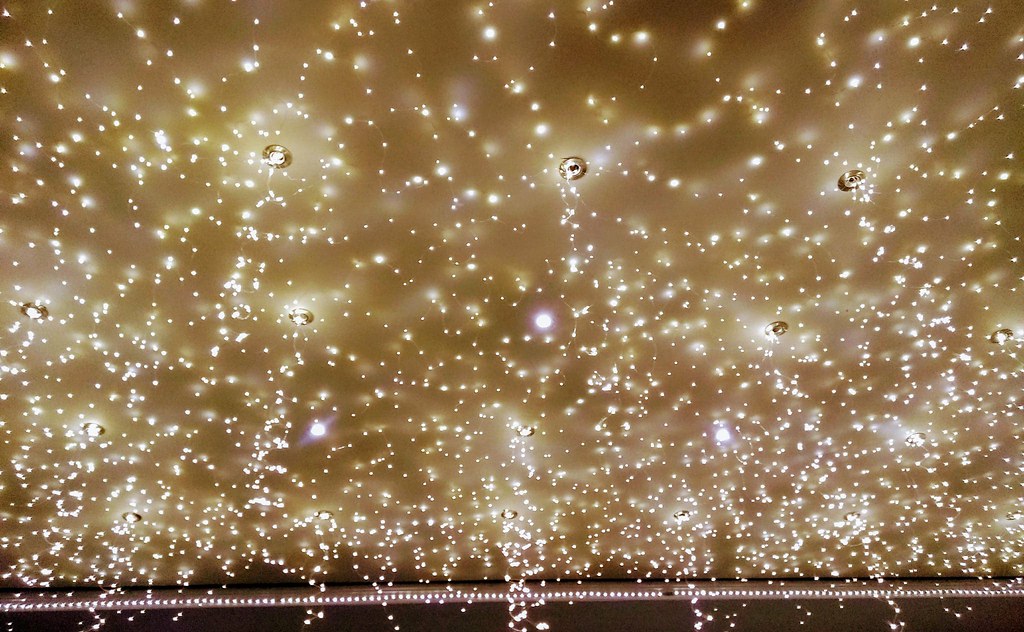 Luces | Un estrellado techo con unas luces peculiares. | María Martín