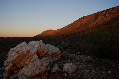 alicesprings macdonnellranges suset quartz rock centralaustralia landscape northernterritory evening