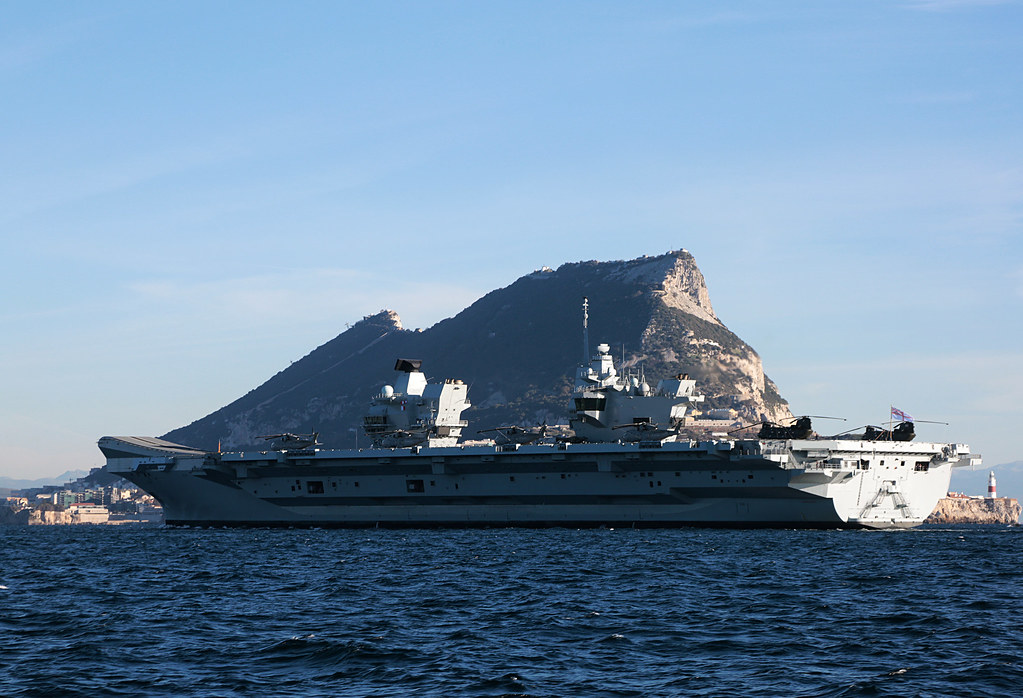 Portaaviones HMS Queen Elizabeth llegando a Gibraltar. Imagen tomada desde uno de los buques de apoyo (via Royal Navy) (22)