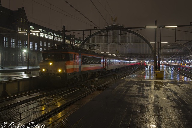 Railexperts 9901 met Alpen Express te Amsterdam Centraal.