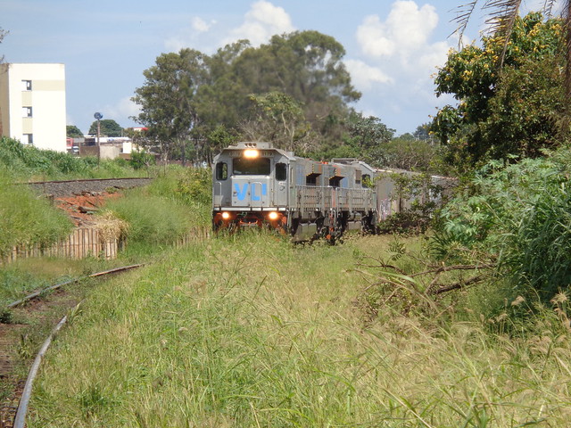27093 GT46AC #8179 + 8224 com trem locotrol J494 chegando no Km645 em Uberlândia MG     (2)
