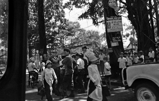 Saigon street scene, 1971 - Photo by Conrad Leighton - Đường Chi Lăng, bên trái là ngã ba Chi Lăng-Lê Văn Duyệt