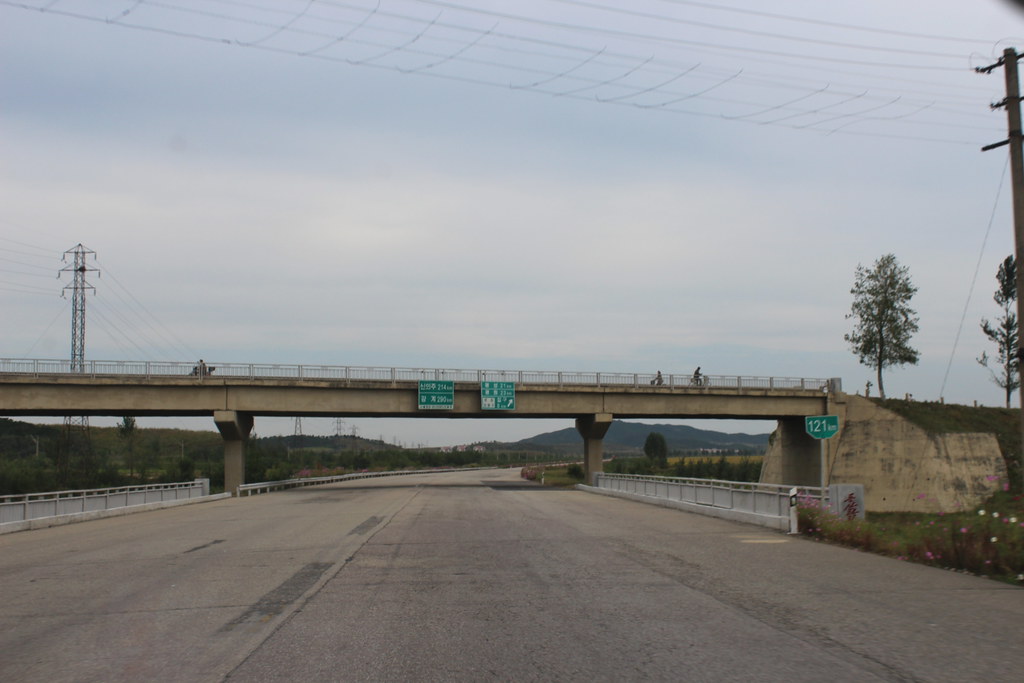 Pyongyang Highway Sign On the road between Pyongyang and Myohyangsan | Timon91 | Flickr