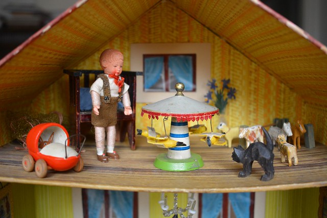 Cardboard dolls' house with Lüftlmalerei