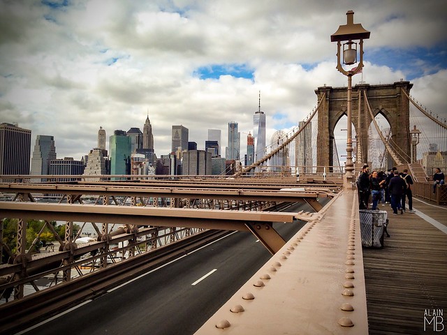 Brooklyn Bridge #Brooklyn #Dumbo #HotDog #BrooklynBridge #Bridge #AlainMontillaBello #Autumn2017  #365PhotoChallenge #iPhonePhotography #NewYork #NuevaYork #City #Usa #America #Manhattan #dumbobrooklyn #Walking #ilovenyc #NYC #NewYorkCity #NYCity #ILoveNY