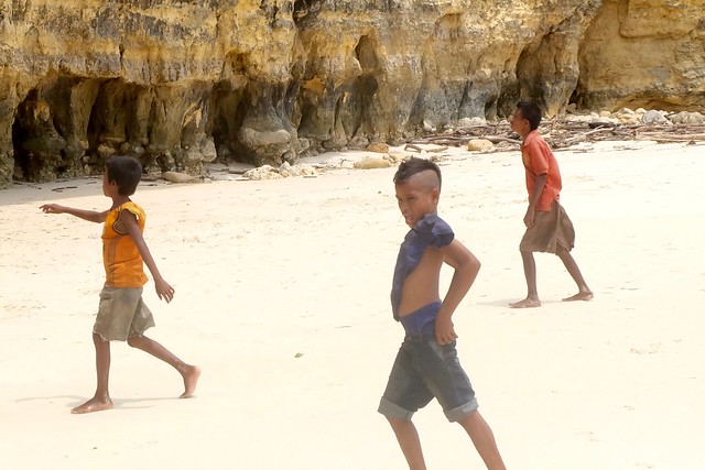Anak-anak Kodi di Pantai Bawana
