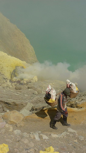indonesia java ijen above beauty caldera cliff cloud composition crater creative earth landscape locals montagne mountain nature outdoor overview paysage people perspective raw rock scenery scenic stairs travel trek vista volcano extérieur