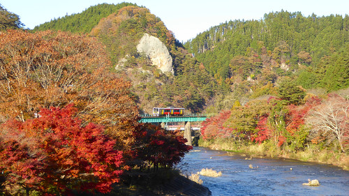 矢祭山駅付近の久慈川を渡る列車