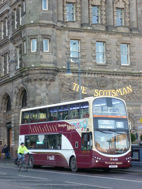 Lothian 952 at North Bridge, Edinburgh.