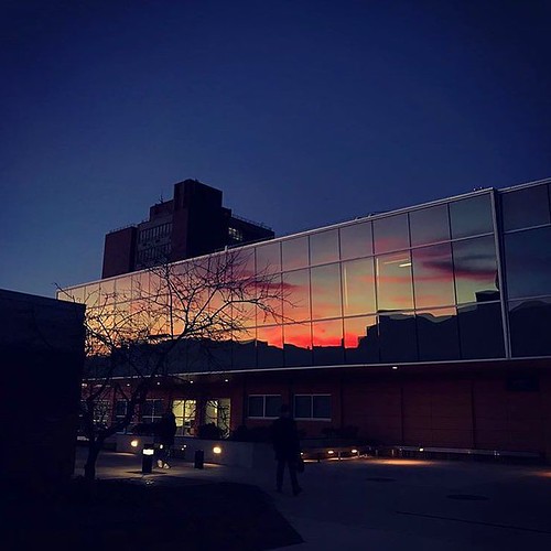 The Hudson Valley sunset light here is so beautiful. Wooster Hall is an incredible accidental canvas in the evening. #newpaltz #hudsonvalley #naturalcanvas #landscape #snpfpa #npsocial #music #sunsets #repost @sunynpmusic