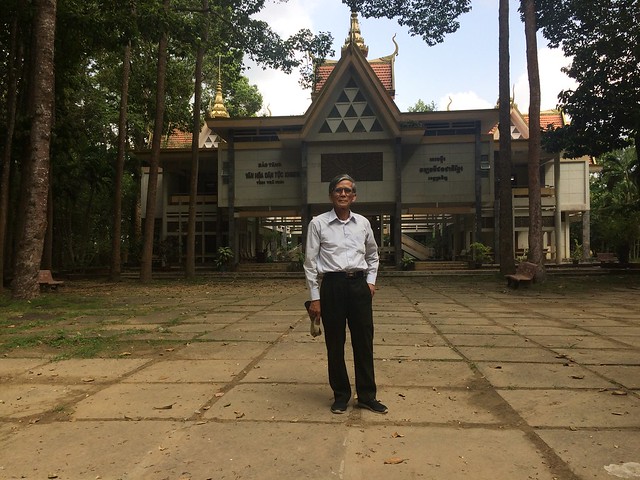 Trong Bảo tàng dân tộc Khmer