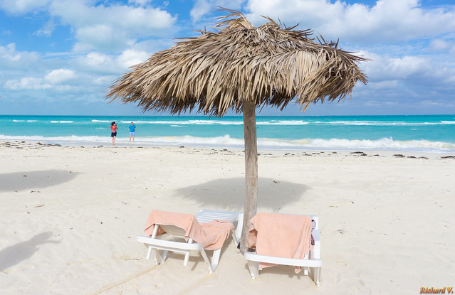 Transats et parasol sur la plage - Cayo Coco, Cuba - 4263