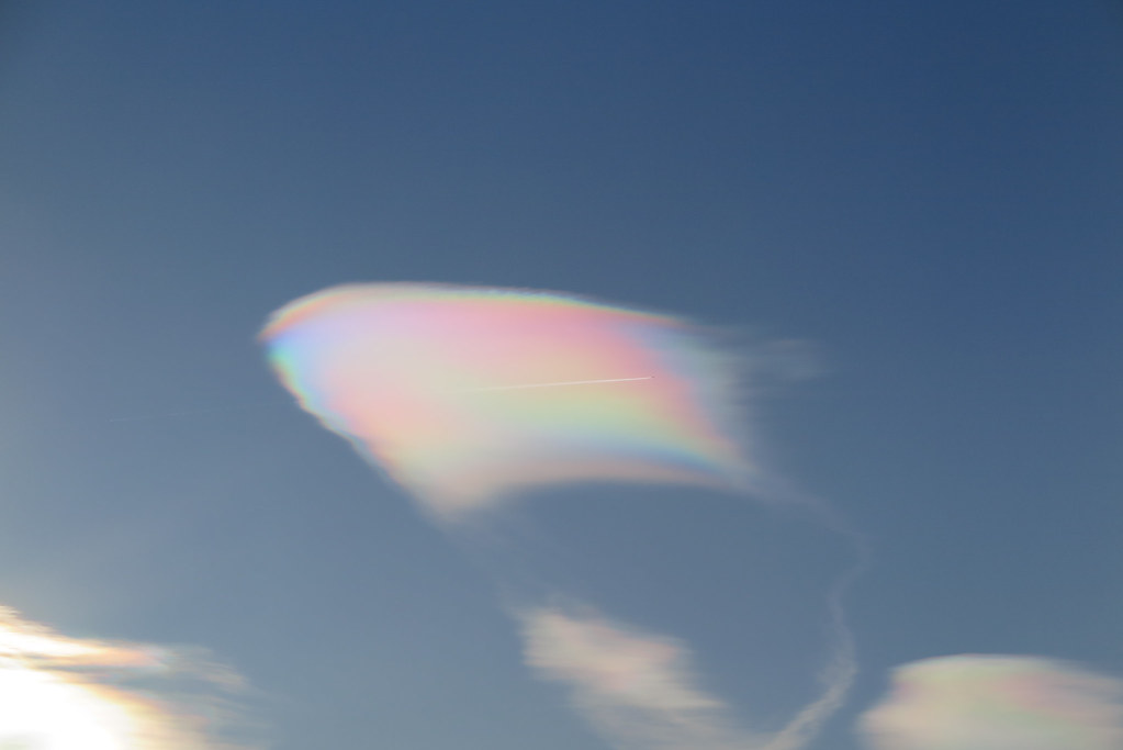 Iridescent cloud in the morning, a jet inside this... A rainbow cloud !