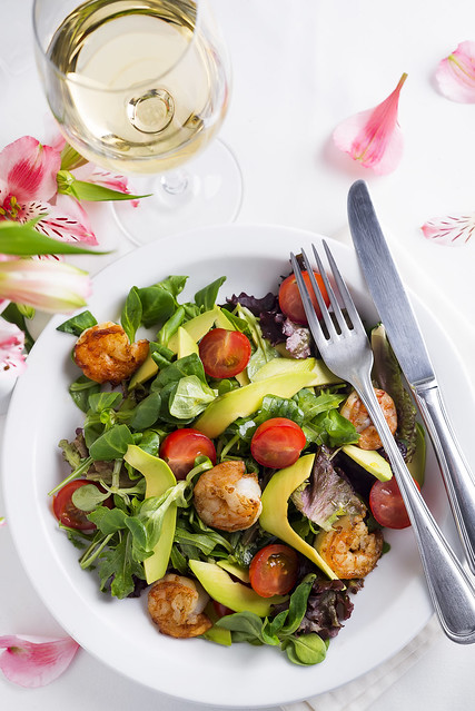 Fresh salad plate with shrimp, tomato and mixed greens