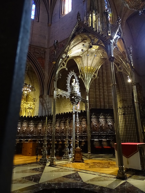 altar mayor La Virgen baldaquino neogótico coro renacentista en el presbiterio interior Catedral de Santa Maria La Real Pamplona 03