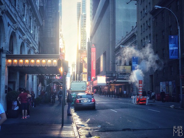 W 46th Street  #HotDog #AlainMontillaBello #Autumn2017  #365PhotoChallenge #iPhonePhotography #NewYork #NuevaYork #City #Usa #America #Manhattan ##ilovenyc #NYC #NewYorkCity #NYCity #Broadway #hamiltonmusical