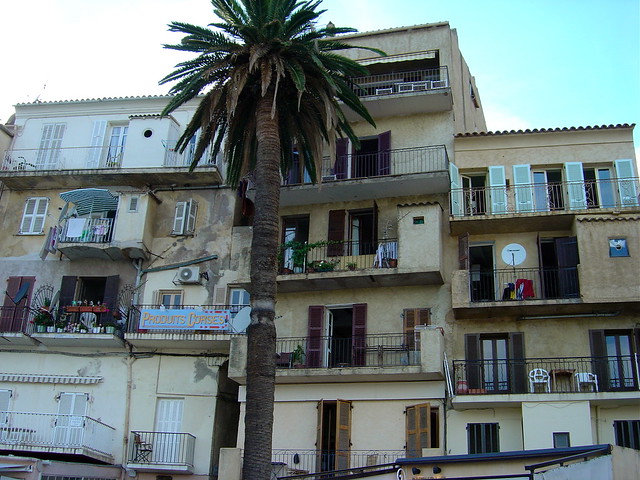 Dans les rues de Calvi (Corse)