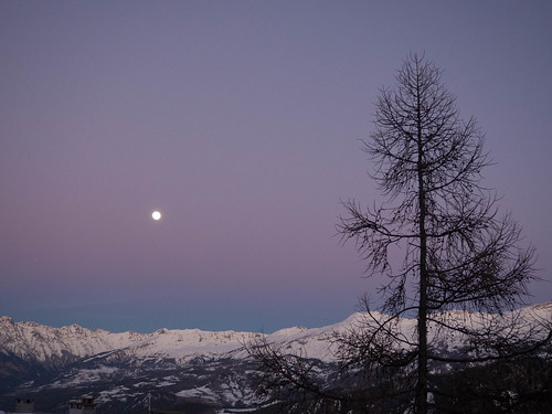 sunset coucher soleil soir evening winter hiver mountains montagnes arbre tree lune moon ciel sky paysage lands cap alpes alps france olympus