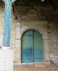 Porche d'entrée (XVIIe), église romane, St Blaise (XIIe-XIIIe), Lacommande, Béarn, Pyrénées-Atlantiques, Nouvelle-Aquitaine, France.