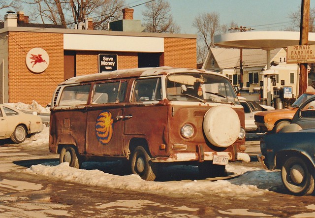AN OLD VOLKSWAGEN MICRO BUS IN JAN 1988