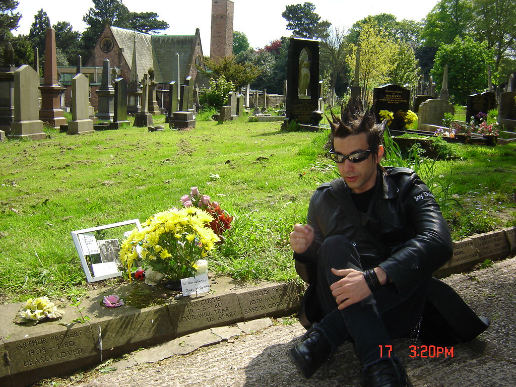 Javi @ Ian Curtis grave | Caroline Fisher | Flickr